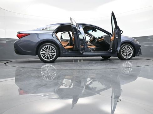 Used 2020 Toyota Avalon Limited image 47