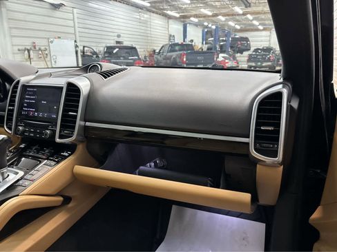 Used 2017 Porsche Cayenne Platinum Edition AWD/4WD image 30