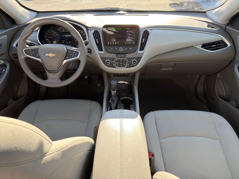 Used 2025 Chevrolet Malibu LT image 3