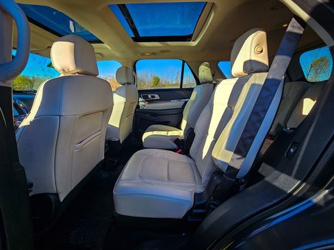 Used 2017 Ford Explorer Platinum image 38