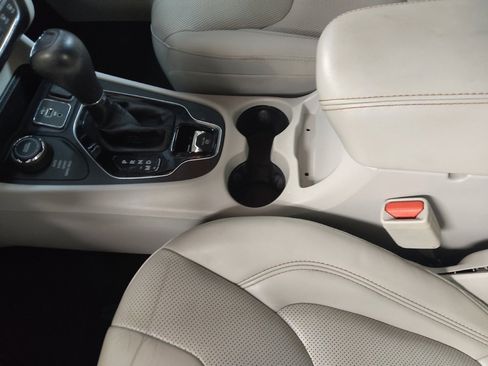 Used 2019 Jeep Cherokee Limited image 26