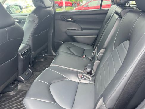 Used 2022 Toyota Highlander XLE AWD/4WD image 10