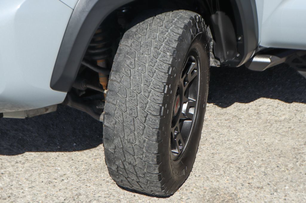 Used 2018 Toyota Tacoma TRD Off-Road AWD/4WD image 38