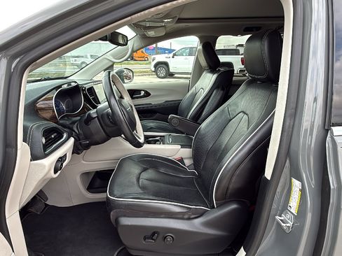 Certified 2021 Chrysler Pacifica Limited w/ Uconnect Theater Family Group image 9