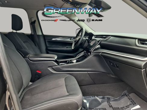 Used 2022 Jeep Grand Cherokee Laredo w/ Luxury Tech Group I AWD/4WD image 9