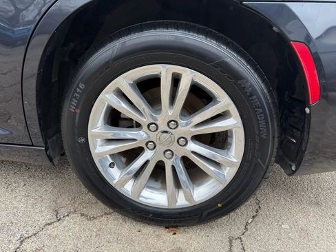Used 2017 Chrysler 300 Limited w/ Value Package RWD image 9