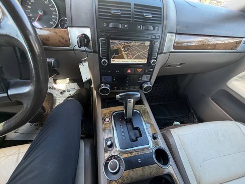 Used 2010 Volkswagen Touareg TDI AWD/4WD image 14