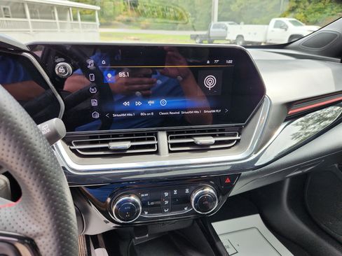 Used 2024 Chevrolet Trax RS w/ Sunroof Package image 32