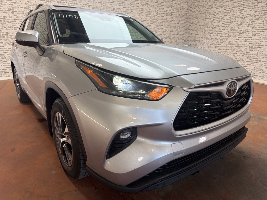 Used 2023 Toyota Highlander XLE FWD image 9