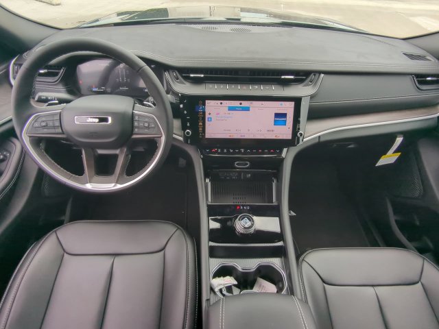 New 2027 Jeep Grand Cherokee Limited RWD image 17