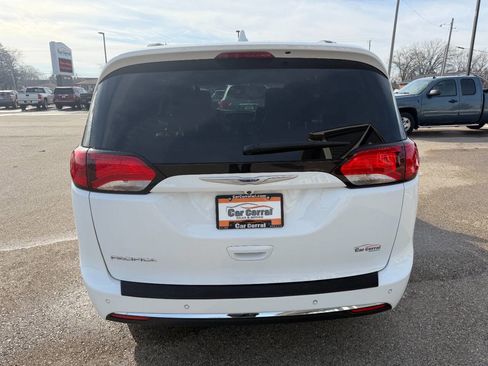 Used 2020 Chrysler Pacifica Touring-L w/ Advanced Safetytec Group image 4