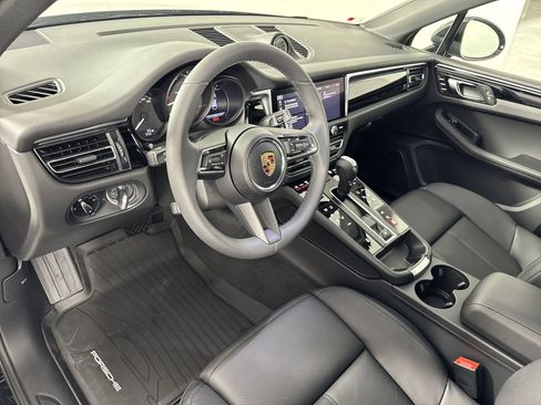 Certified 2025 Porsche Macan image 4