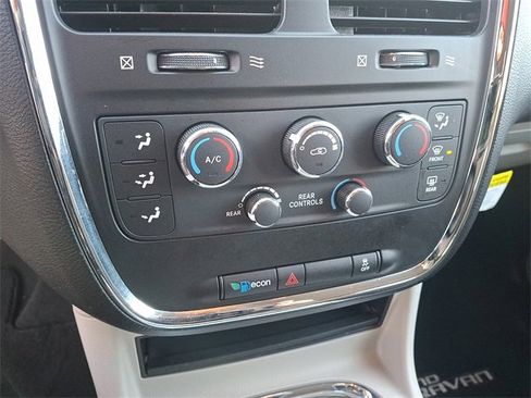 Used 2016 Dodge Grand Caravan SXT image 17