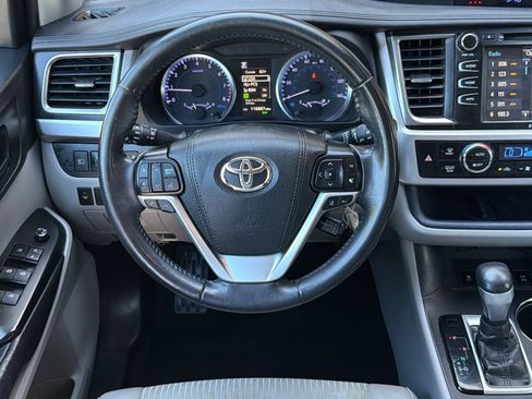 Used 2019 Toyota Highlander Plus AWD/4WD image 15