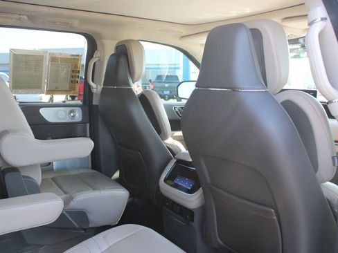 Used 2024 Lincoln Navigator L Reserve AWD/4WD image 35
