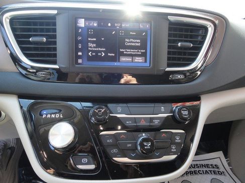 Used 2023 Chrysler Voyager LX FWD image 17