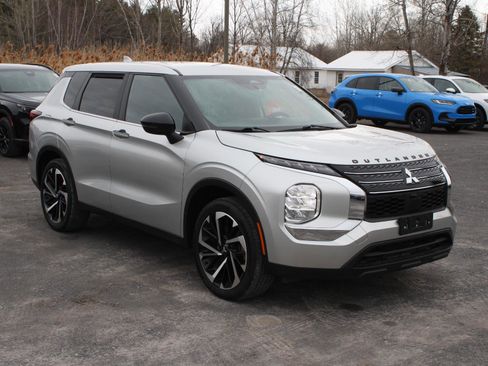 Used 2022 Mitsubishi Outlander ES image 3