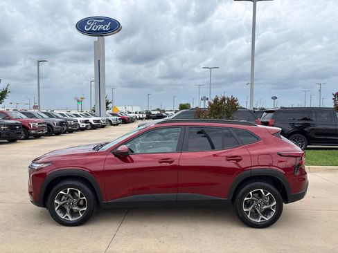 Used 2024 Chevrolet Trax LT w/ Driver Confidence Package FWD image 2