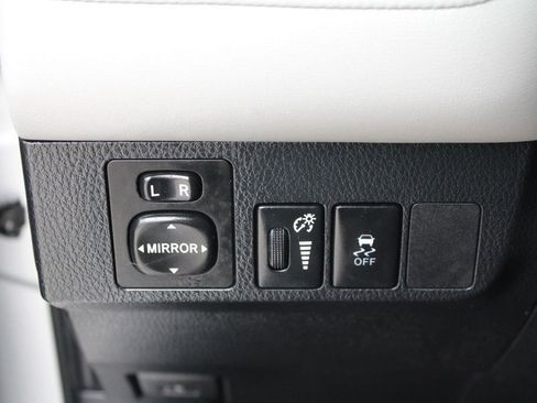 Used 2013 Toyota RAV4 Limited image 22