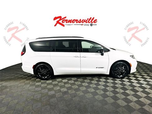 New 2025 Chrysler Pacifica Select w/ Fav Edition Package image 8