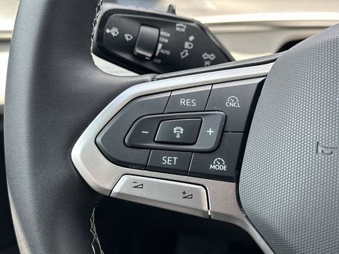 Used 2025 Volkswagen Tiguan SE AWD/4WD image 20
