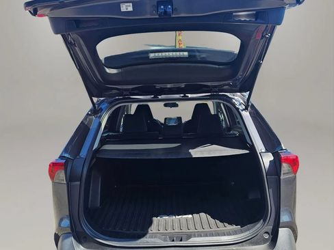 Used 2021 Toyota RAV4 LE AWD/4WD image 29