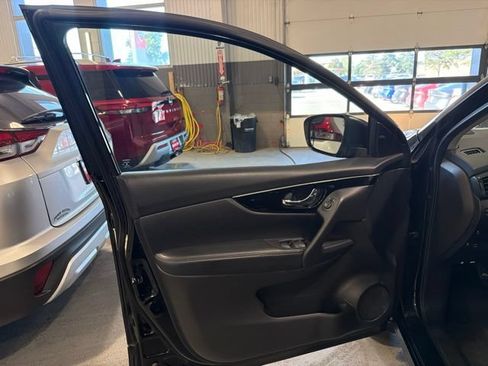 Used 2018 Nissan Rogue Sport SL AWD/4WD image 18