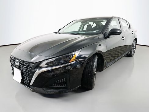 Used 2023 Nissan Altima 2.5 SV image 3