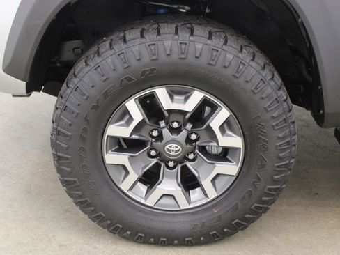 Used 2023 Toyota Tacoma TRD Off-Road w/ TRD Premium Off Road Package AWD/4WD image 30