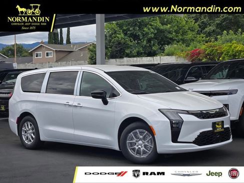 New 2027 Chrysler Pacifica Select FWD image 1