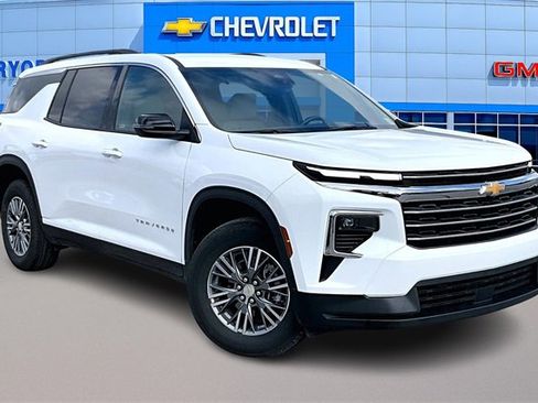 Used 2025 Chevrolet Traverse LT image 1