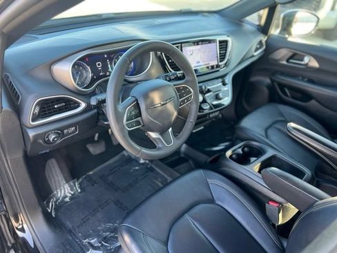 Used 2025 Chrysler Pacifica Select FWD image 13