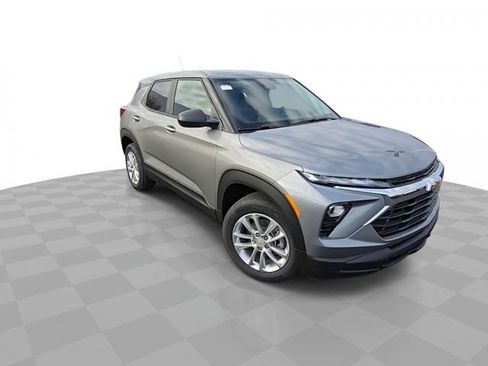 Used 2025 Chevrolet TrailBlazer LS w/ LS Convenience Package FWD image 2