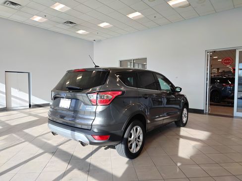 Used 2017 Ford Escape SE image 3