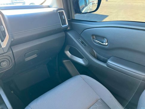 Used 2025 Nissan Frontier SV image 10