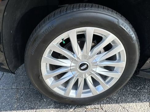 Used 2025 Cadillac Escalade ESV Luxury RWD image 12