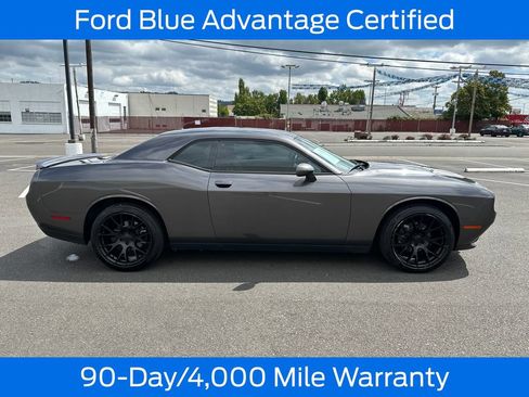 Used 2018 Dodge Challenger SXT RWD image 9