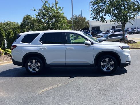 Used 2025 Honda Pilot EX-L image 11