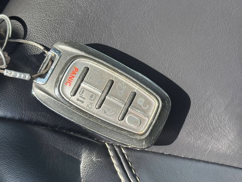 Used 2023 Chrysler Pacifica Touring-L FWD image 17