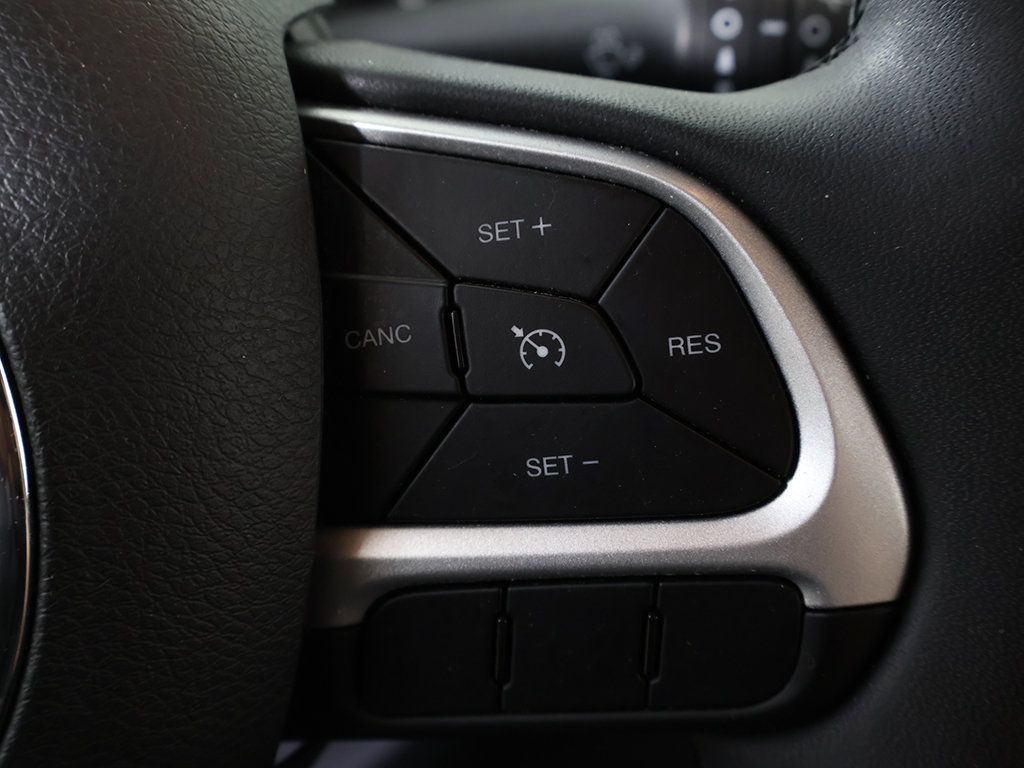 Used 2019 Jeep Renegade Latitude AWD/4WD image 37