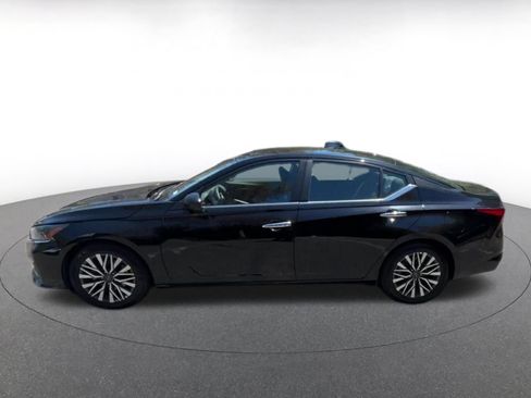 Used 2025 Nissan Altima 2.5 SV FWD image 7