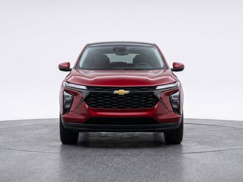 Used 2025 Chevrolet Trax LT FWD image 2