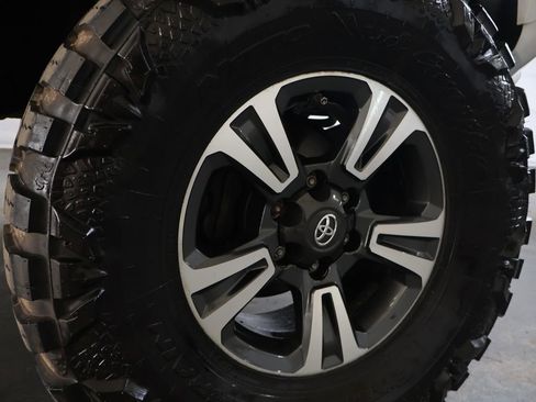 Used 2017 Toyota Tacoma SR5 w/ Tow Package image 30