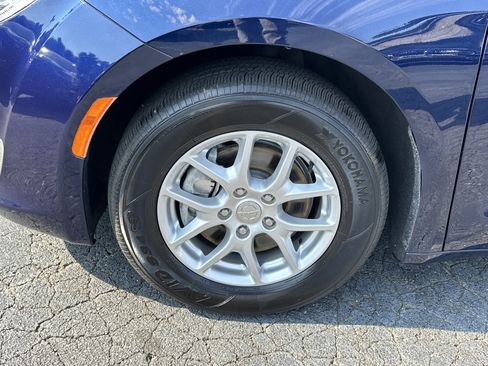 Used 2020 Chrysler Pacifica Touring image 13