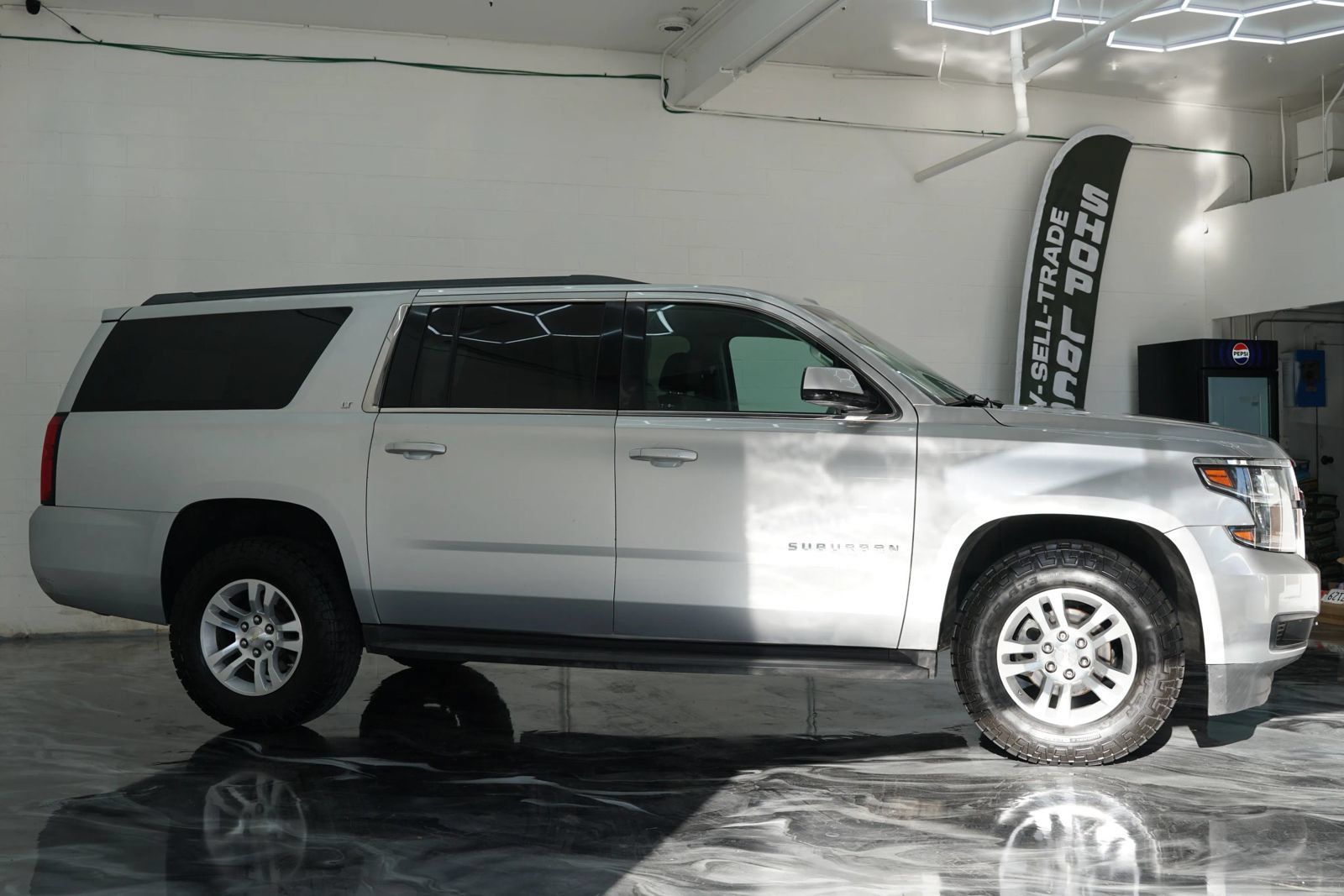 Used 2017 Chevrolet Suburban LT RWD image 8