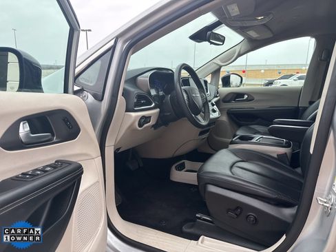 Used 2024 Chrysler Pacifica Touring-L FWD image 11