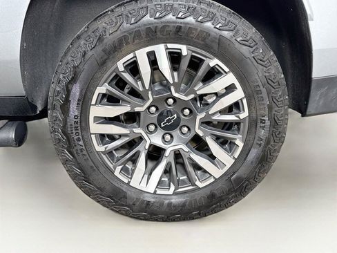 Used 2025 Chevrolet Suburban Z71 AWD/4WD image 22