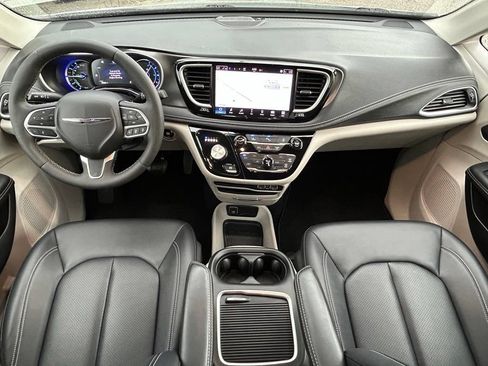 Used 2024 Chrysler Pacifica Limited FWD image 10