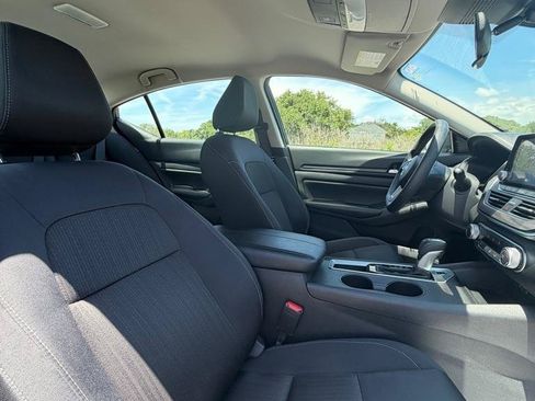 Used 2025 Nissan Altima 2.5 SV FWD image 14