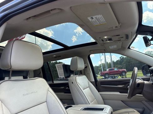 Used 2021 GMC Yukon XL Denali w/ Denali Premium Package image 11